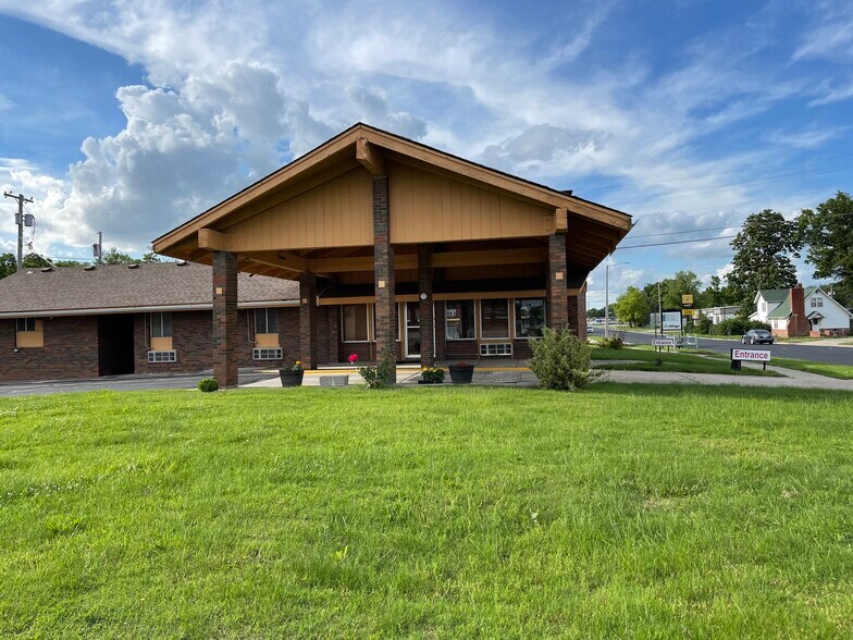 More Photos Of 14 N State St, Iola Hotel For Sale