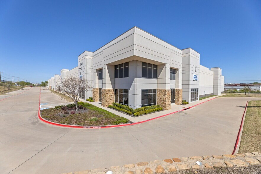 More Photos Of 2800 Valley View Ln, Irving Distribution For Lease