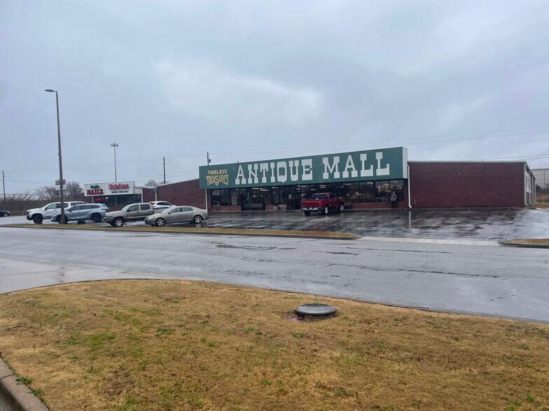 More Photos Of 230 Davis Loop, Oxford General Retail For Sale