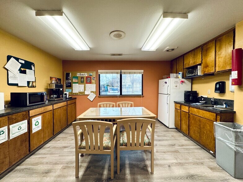 More Photos Of 2036 Railroad Ave, Redding Office For Sale