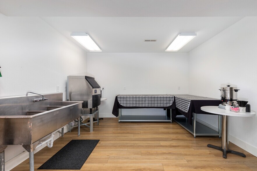 More Photos Of 519 Quail Run Rd, Grove Golf Course Driving Range For Sale