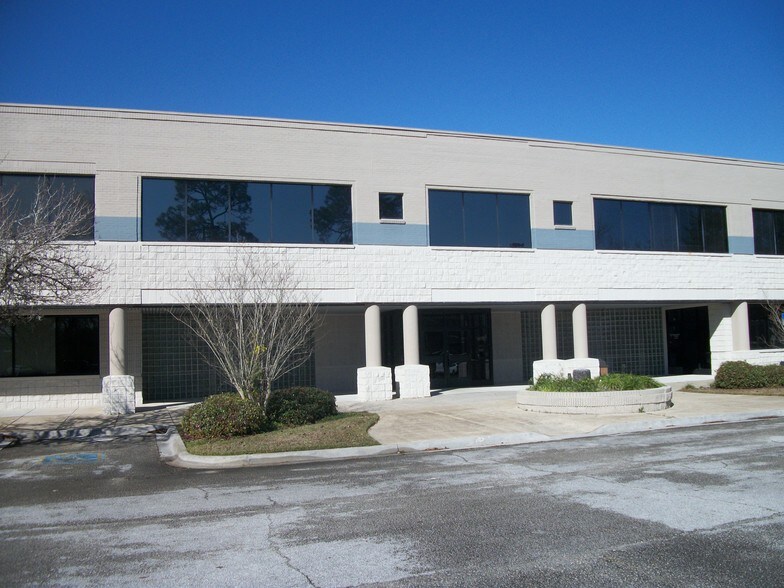 More Photos Of 130 N Gross Rd, Kingsland Medical For Lease