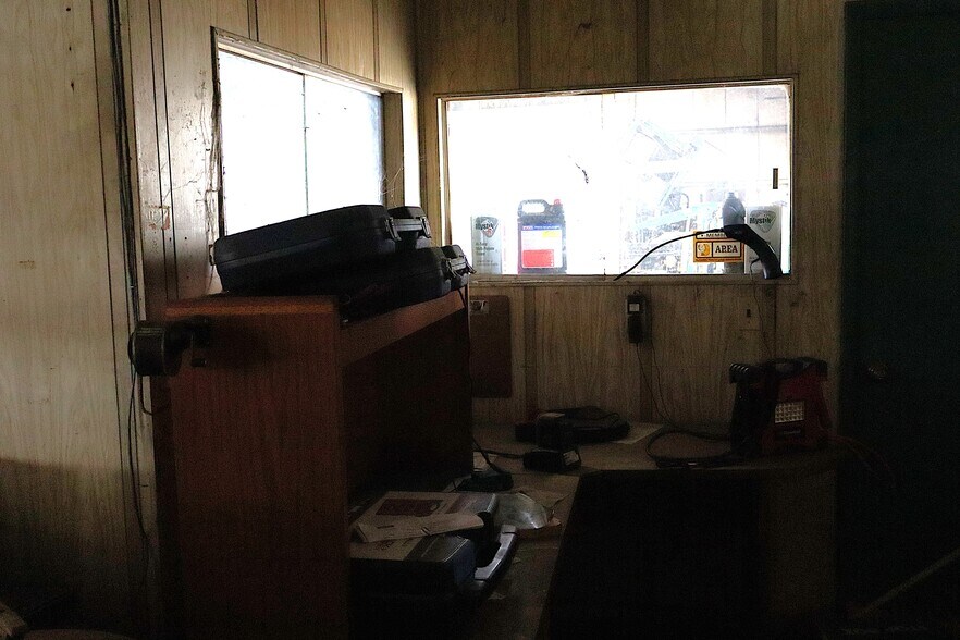 More Photos Of 1530 Parker Ln, Enterprise Warehouse For Lease