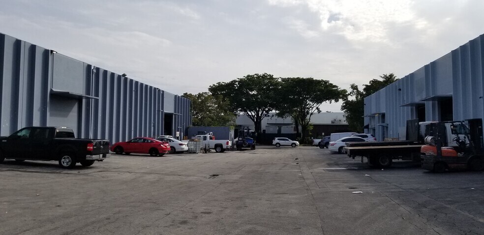 More Photos Of 7963 NW 33rd St, Doral Warehouse For Lease