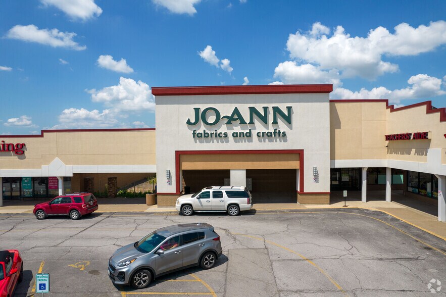 More Photos Of 902 W Kimberly Rd, Davenport General Retail For Sale