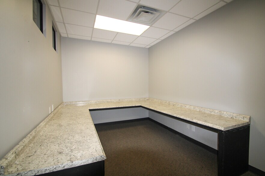 More Photos Of 9911 Shelbyville Rd, Louisville Office For Sale
