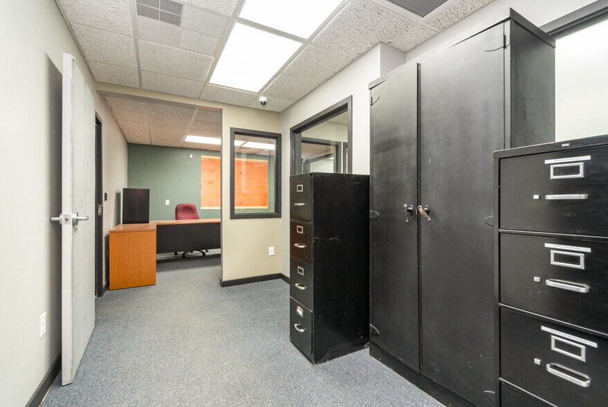More Photos Of 200 N 13th St, Bay City Warehouse For Lease