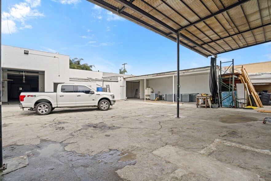 More Photos Of 21328 Hart St, Canoga Park Warehouse For Lease
