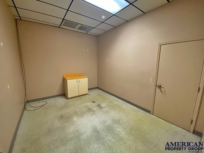 More Photos Of 6111-6121 Clark Center Ave, Sarasota Showroom For Lease