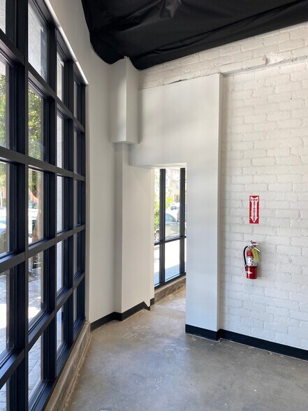 More Photos Of 633 S San Fernando Blvd, Burbank Flex For Sale