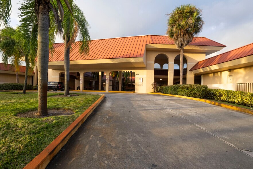 More Photos Of 1801 SE Hillmoor Dr, Port Saint Lucie Medical For Lease