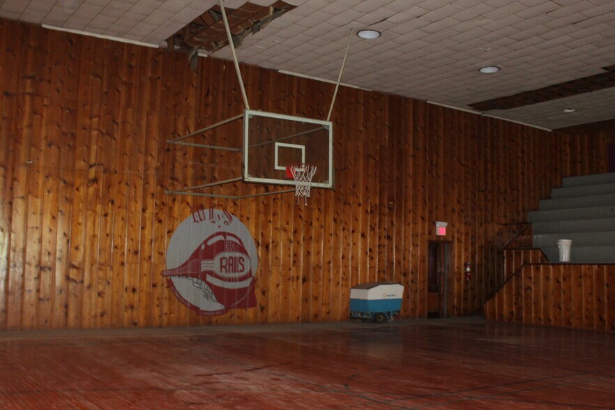 More Photos Of 1871 Elm, Waynoka Sports And Entertainment For Sale