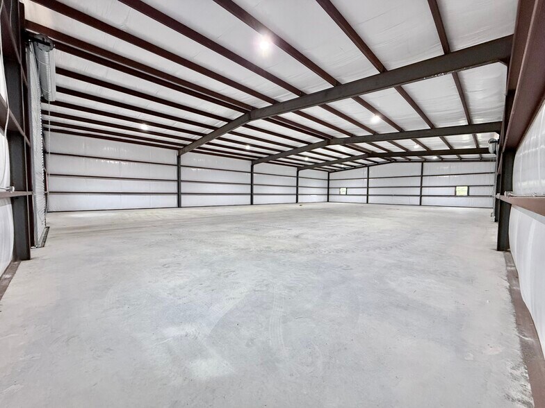 More Photos Of 300 Carmel Creekside Dr, Hutto Warehouse For Lease