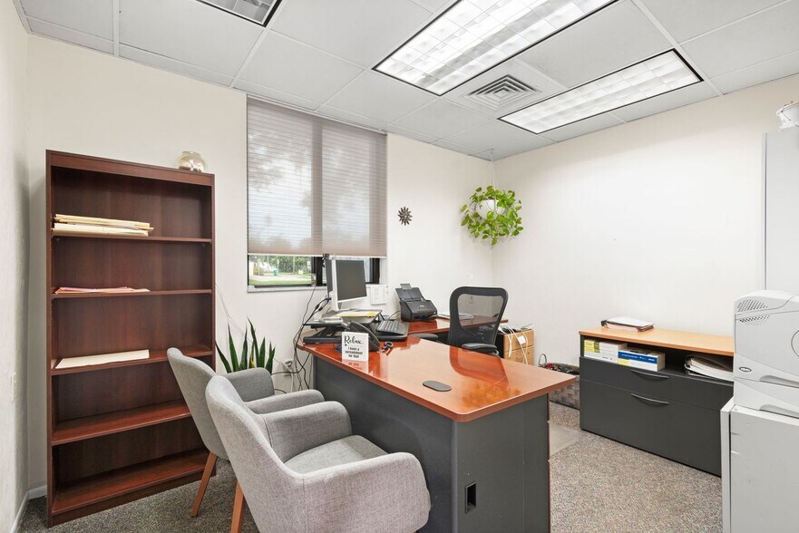 More Photos Of 2501 S Tamiami Trl, Sarasota Office For Lease