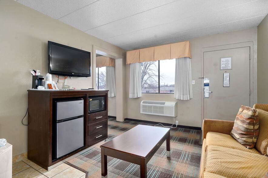 More Photos Of 3114 N Kentwood Ave, Springfield Hotel For Sale