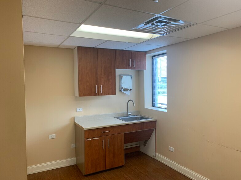More Photos Of 9115 S Cicero Ave, Oak Lawn Office For Sale