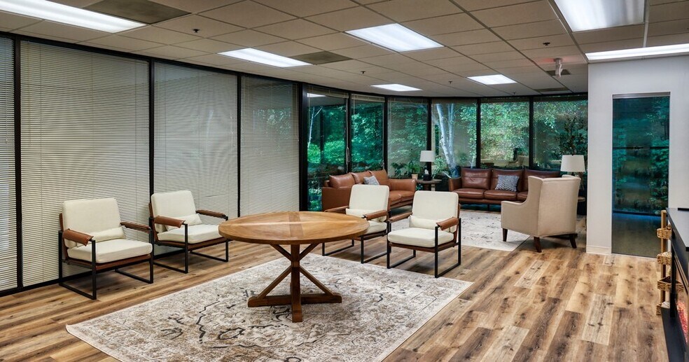 More Photos Of 9755 Dogwood Rd, Roswell Office For Lease