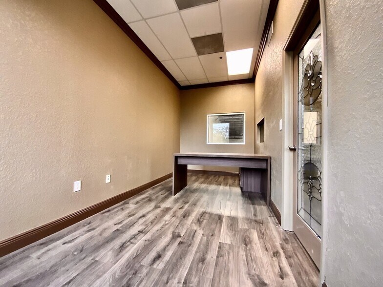 More Photos Of 7075 Kingspointe Pky, Orlando Showroom For Lease