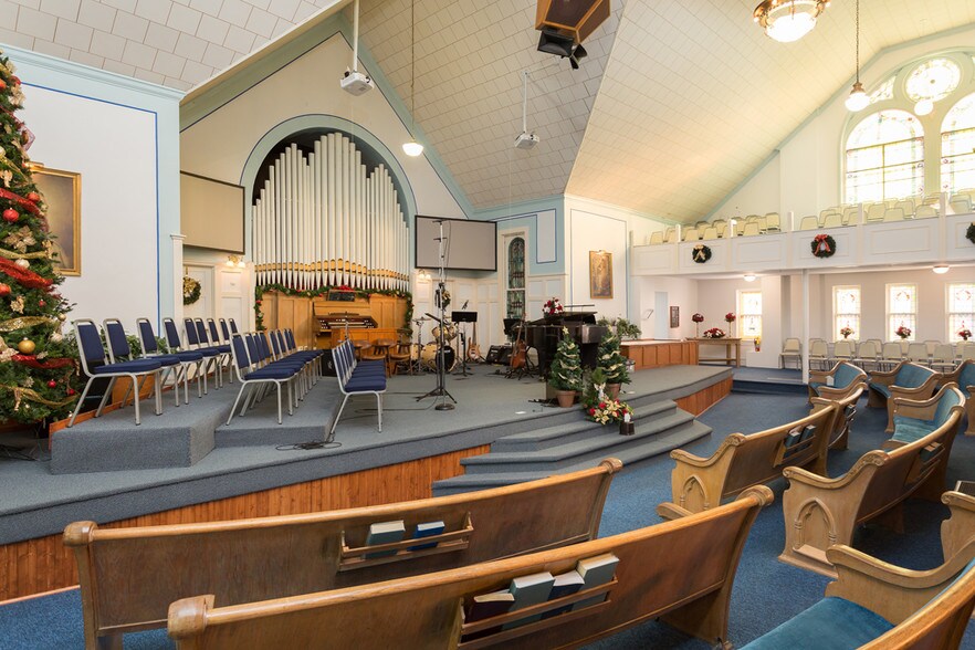 More Photos Of 305 W Columbia St, Farmington Religious Facility For Sale
