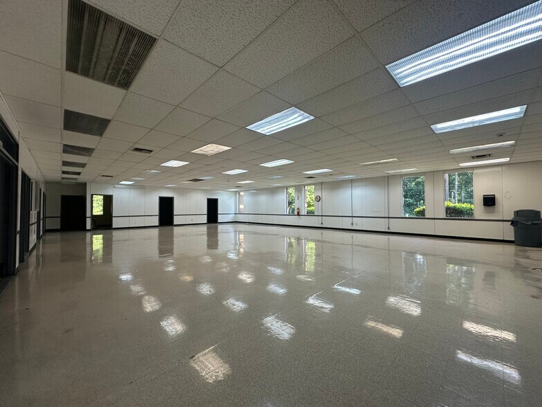 More Photos Of 4070 Shirley Dr SW, Atlanta Distribution For Sale