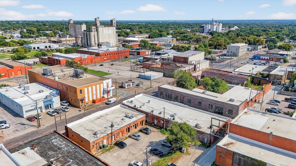 More Photos Of 129 E Wall St, Sherman Showroom For Sale