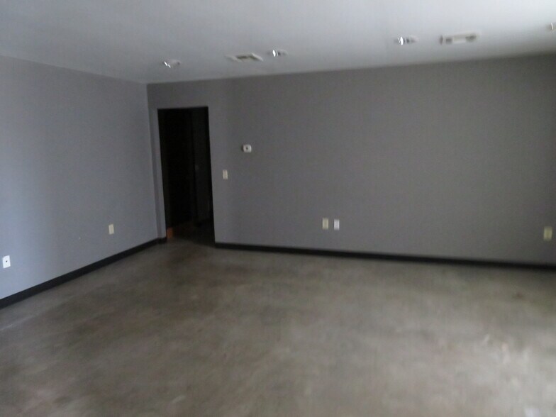 More Photos Of 5213 Brookglen Dr, Houston Light Manufacturing For Lease