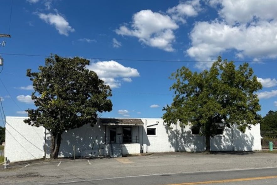 More Photos Of 2500 E Roosevelt Rd, Little Rock Warehouse For Sale