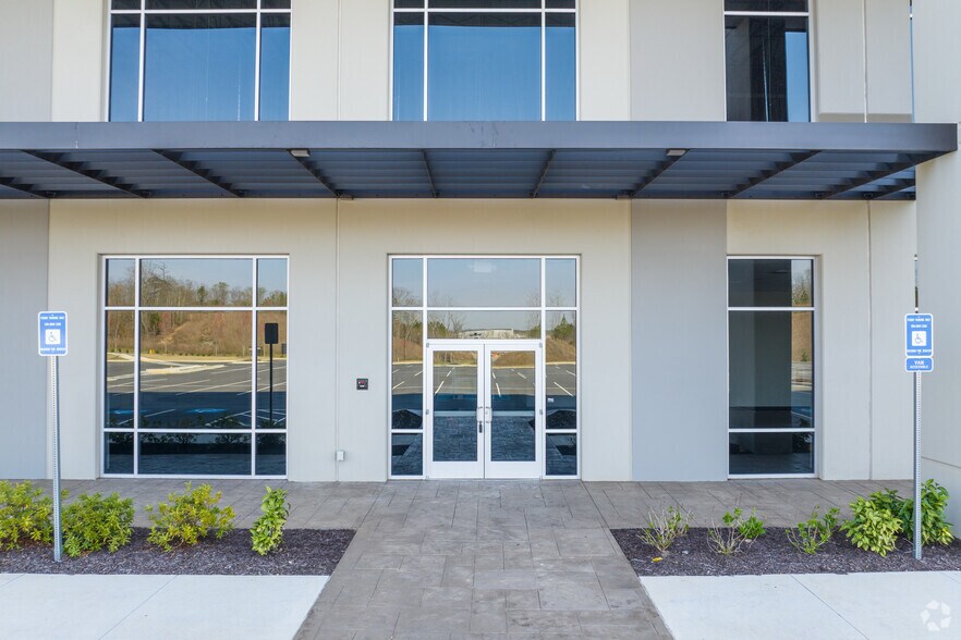 More Photos Of 200 NE Logistics Pky, White Unknown For Lease