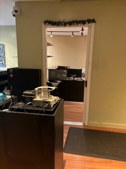 More Photos Of 15350 NE Sandy Blvd, Portland Office Residential For Sale