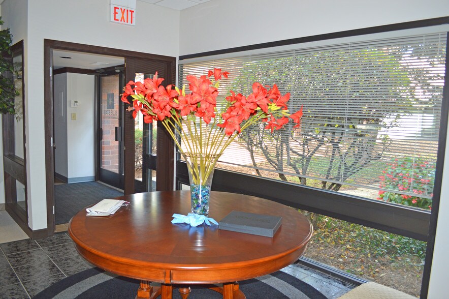 More Photos Of 915 N Plum Grove Rd, Schaumburg Office For Sale