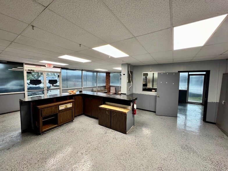 More Photos Of 524 Mason Ave, Daytona Beach Auto Repair For Sale