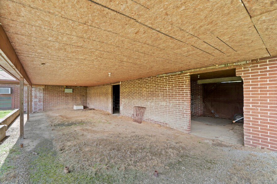 More Photos Of 1404 S B St, Henryetta Veterinarian Kennel For Sale