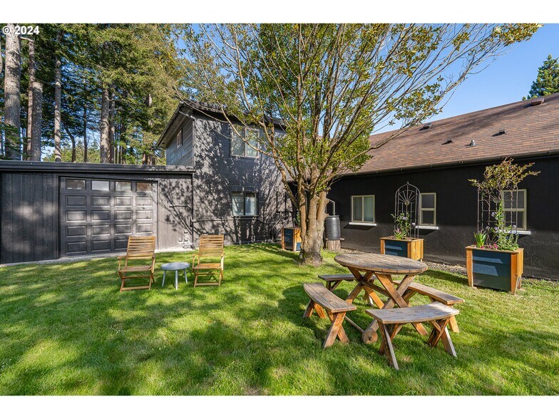 More Photos Of 1175 2nd St SE, Bandon Hotel For Sale
