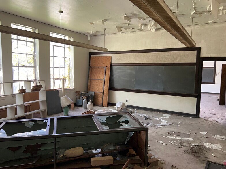 More Photos Of 8902 MacCorkle Ave, Marmet Office For Lease