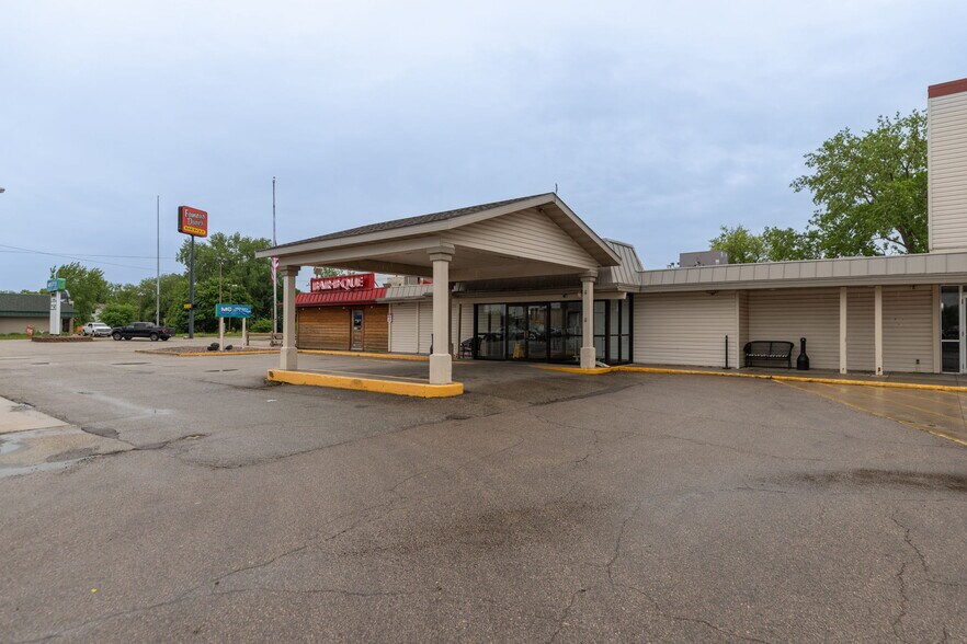 More Photos Of 435 16th Ave NW, Rochester Hotel For Sale