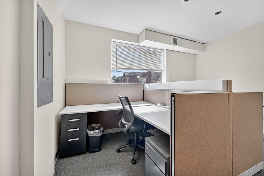 More Photos Of 606 Raleigh Pl SE, Washington Flex For Sale