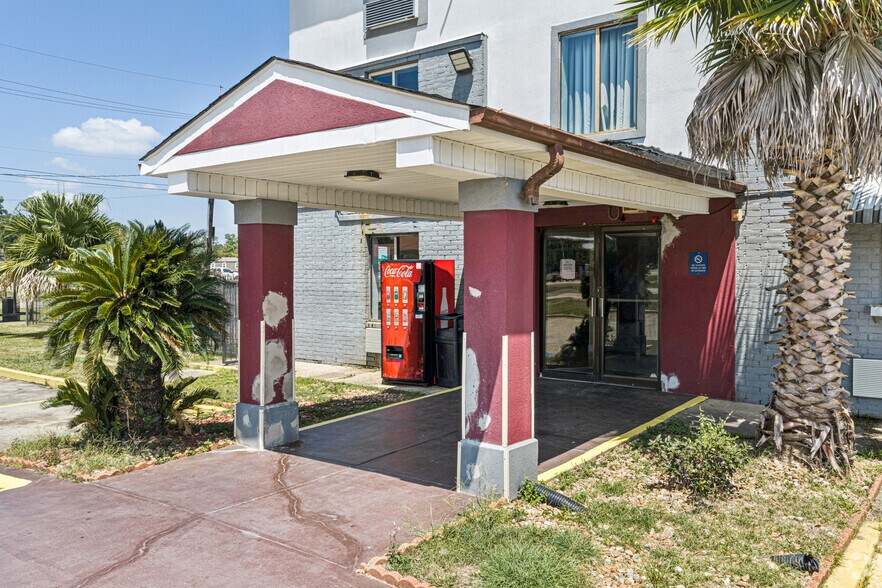 More Photos Of 2224 NE Evangeline Trwy, Lafayette Hotel For Sale