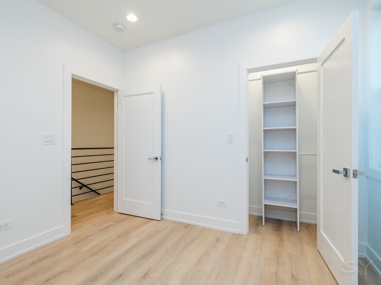 More Photos Of 6050 Eberhart ave, Chicago Apartments For Sale