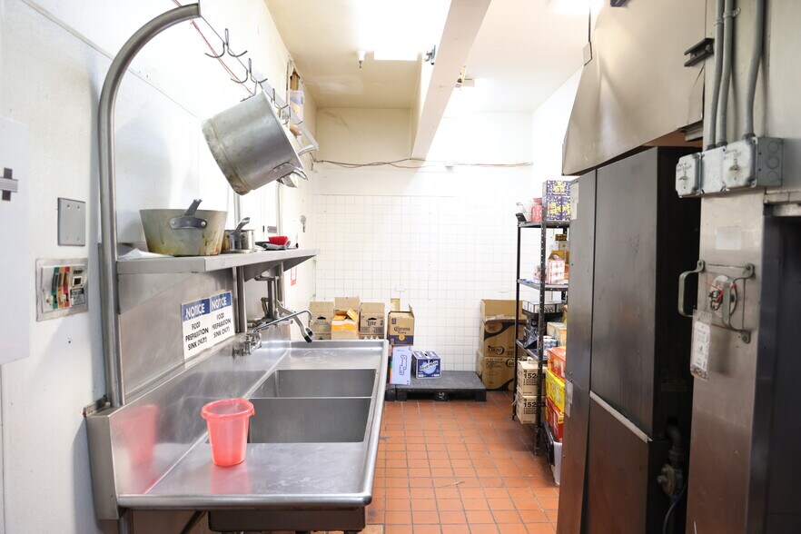 More Photos Of 3330 N Academy Blvd, Colorado Springs Bar For Lease