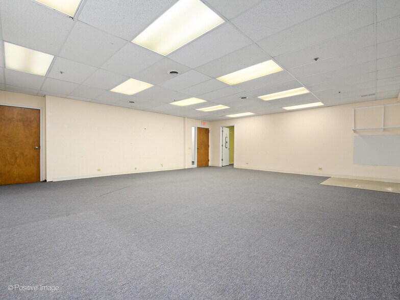 More Photos Of 1300-1308 Waukegan Rd, Glenview Loft Creative Space For Lease
