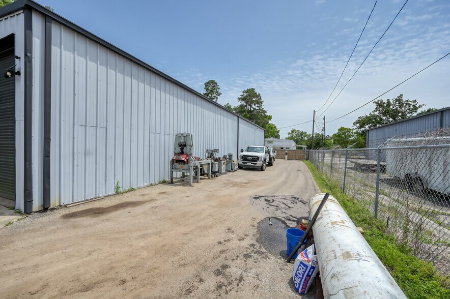 More Photos Of 508 Bryant Rd, Conroe Manufacturing For Sale
