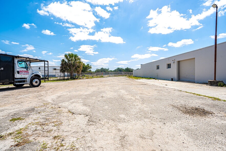 More Photos Of 2111 Fowler St, Fort Myers Warehouse For Sale