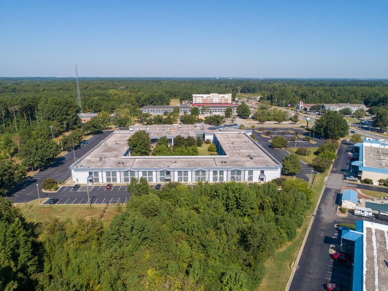 More Photos Of 1944 Cedar Creek Rd, Fayetteville Apartments For Lease