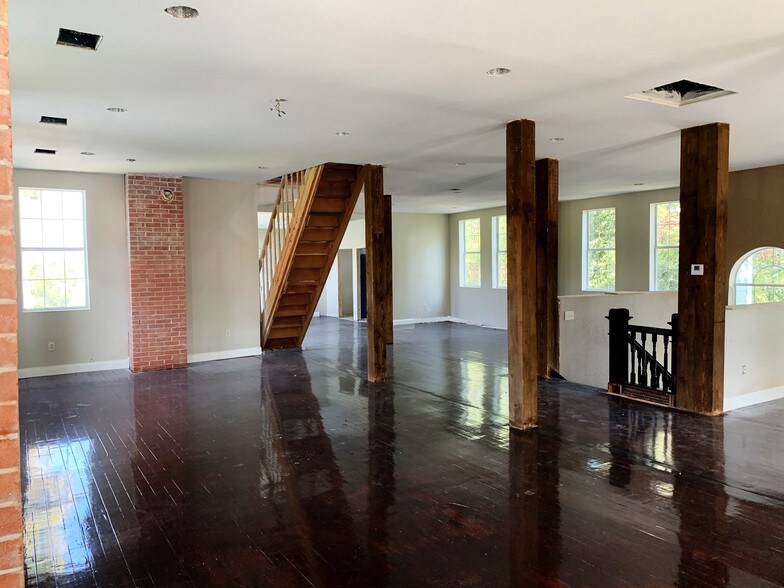 More Photos Of 127 Lewis St, San Antonio Office For Sale