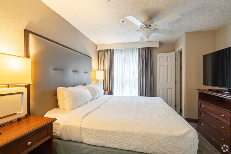 More Photos Of 401 Bay Area Blvd, Houston Hotel For Sale