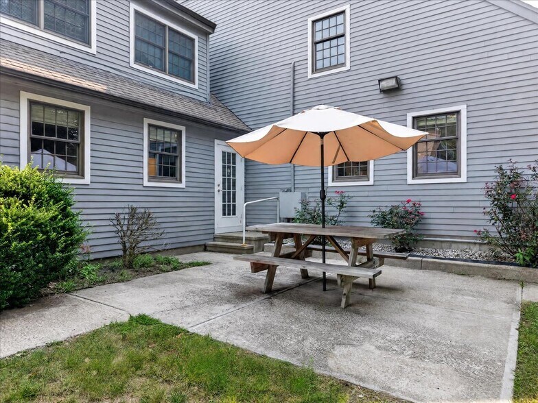 More Photos Of 147 Westbrook Rd, Essex Office For Sale