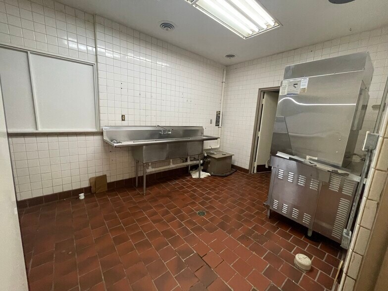 More Photos Of 134 Elm St, Anniston Freestanding For Lease