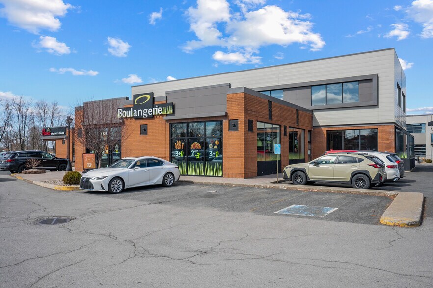 More Photos Of 95 Boul De Mortagne, Boucherville Restaurant For Lease