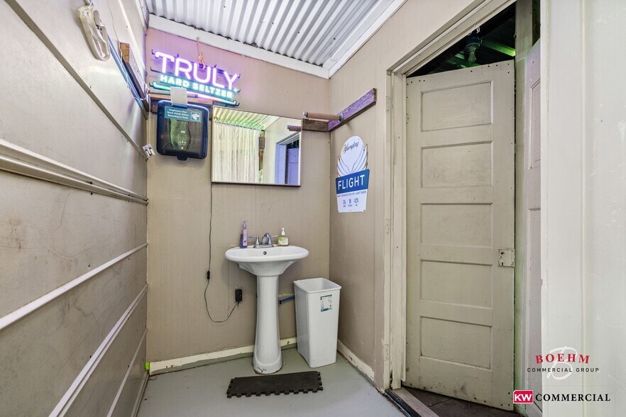 More Photos Of 23699-23737 W US Highway 290, Harper Storefront For Sale