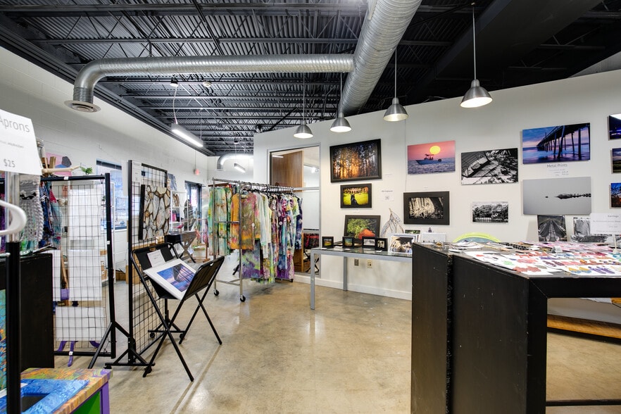 More Photos Of 3310 W Clay St, Richmond Showroom For Lease